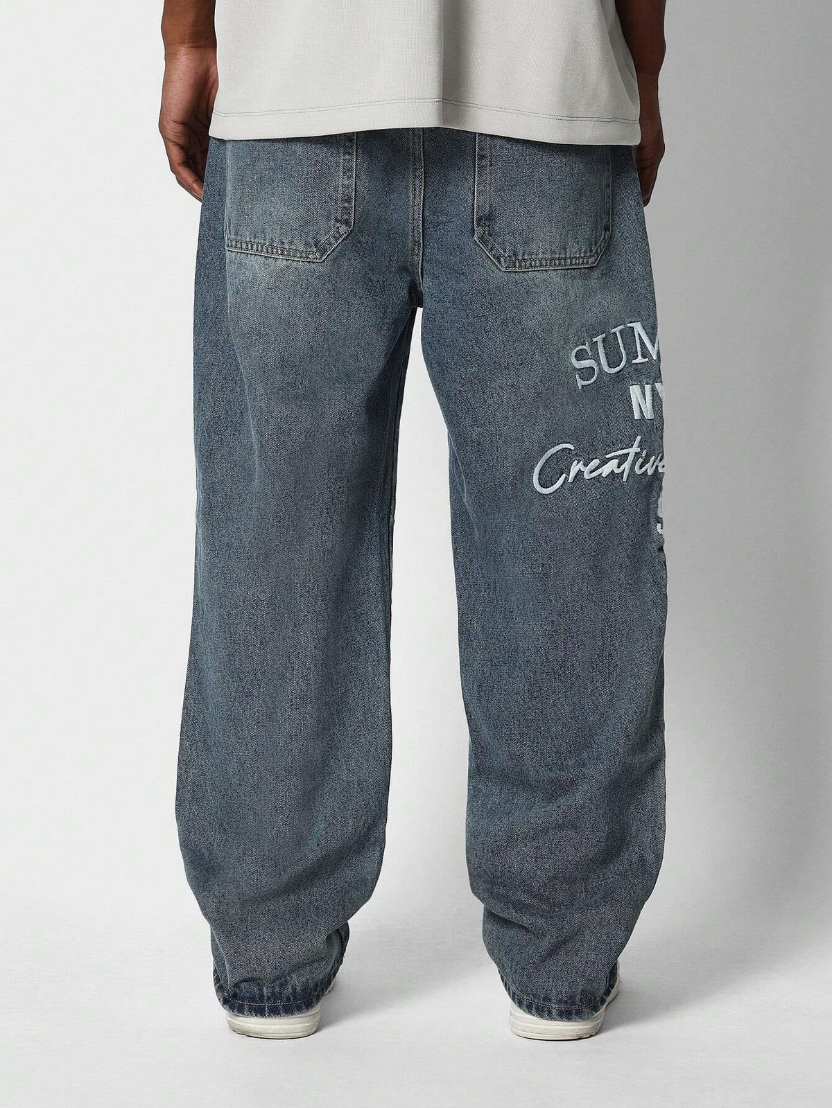 Calça Pavtros Denim reta com bordado