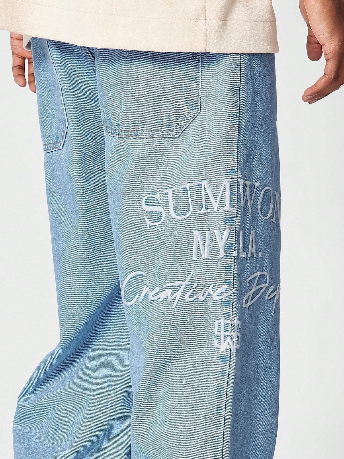 Calça Pavtros Denim reta com bordado